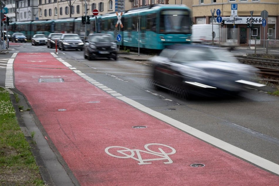 Der ADFC bemängelt, dass viele Autofahrer den Mindestabstand zu Radlern nicht einhalten. (Symbolbild)