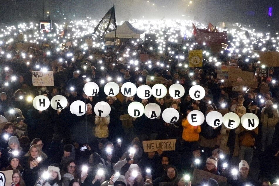 Zehntausende Menschen gingen am Wochenende in Hamburg auf die Straße. Das Motto: "Wer mit Faschisten paktiert, hat nichts kapiert!"