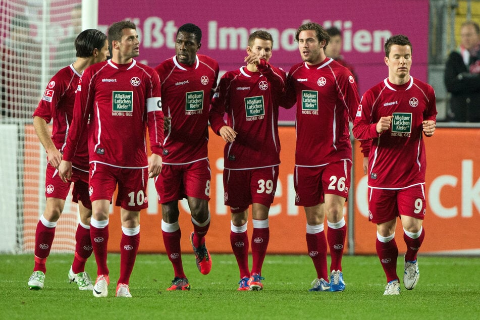 Mohamadou "Mo" Idrissou (44, 3.v.l.) ist ab sofort neuer Trainer des hessischen C-Klasse-Klubs SC Blau Weiß Neu-Isenburg.