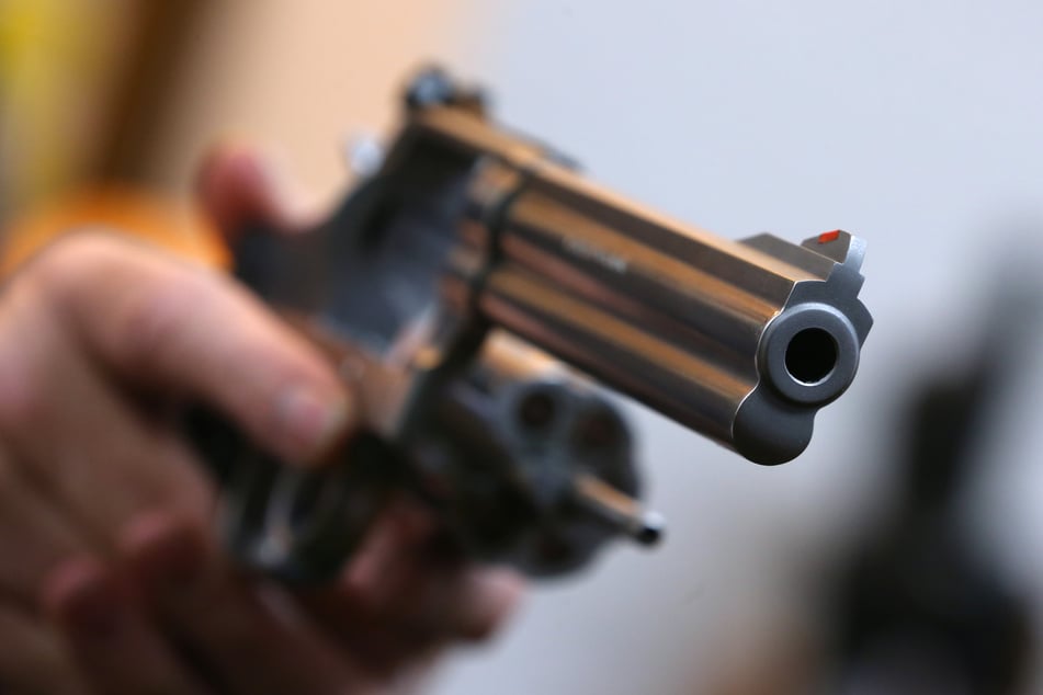Ein betrunkener Mann ballerte nach dem Deutschlandspiel aus seinem Fenster und löste einen Polizeieinsatz aus. (Symbolbild)