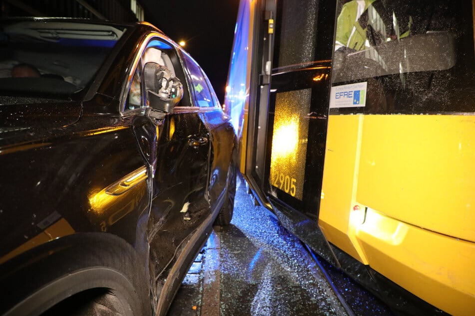 Sowohl das Auto als auch die Straßenbahn wurden bei dem Zusammenstoß beschädigt.