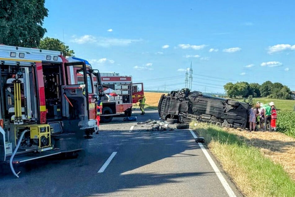 Der Kleintransporter hat sich durch die Wucht des Aufpralls überschlagen und blieb auf der Seite liegen.