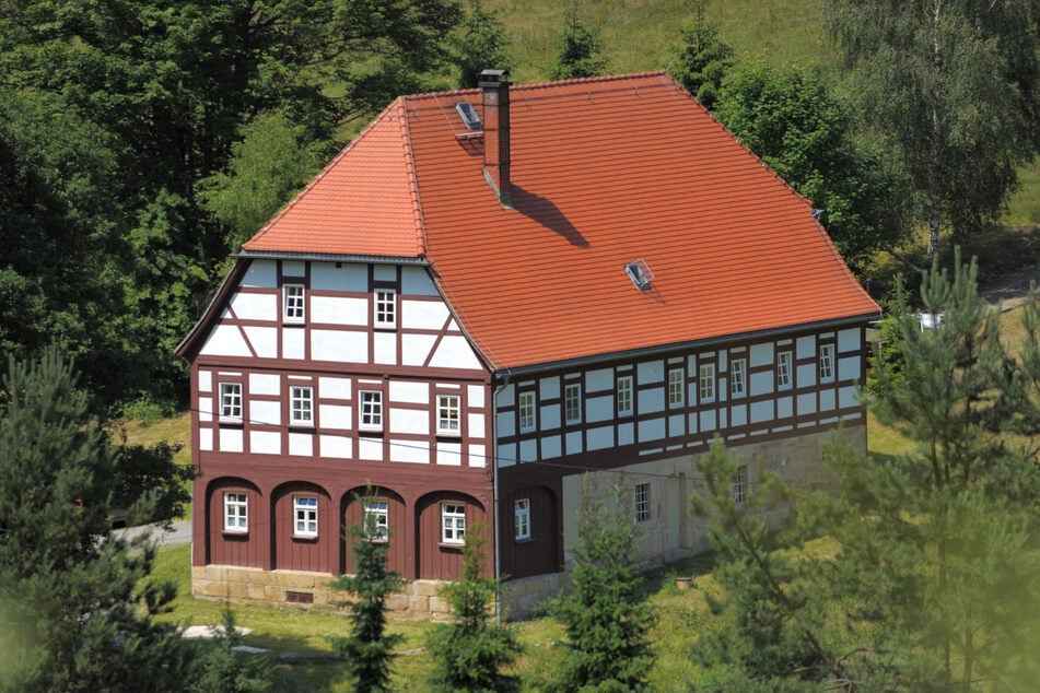 Wie dieses Beispiel in Hinterhermsdorf verbinden Umgebindehäuser Fachwerk-, Block- und Massivbauweise.