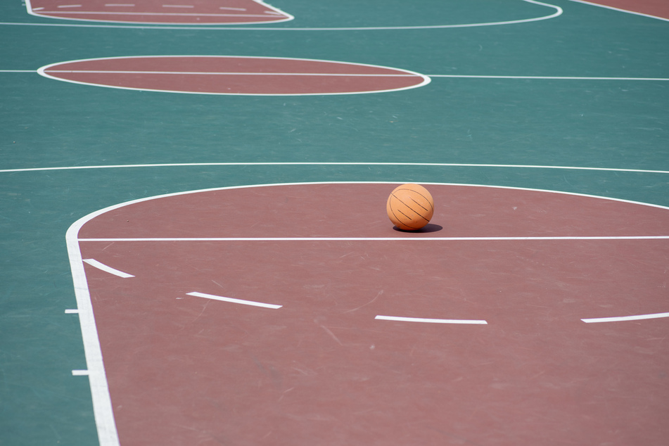 Am Dienstag wurden zwei Teenager auf einem Basketballplatz verprügelt, weil die Angreifer es auf ihre Caps abgesehen hatten. (Symbolbild)