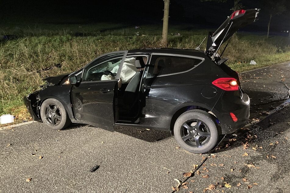 Der von einer 39-Jährigen gelenkte Ford wurde massiv zerstört. Sie und ihre 17-jährige Beifahrerin wurden leicht verletzt.