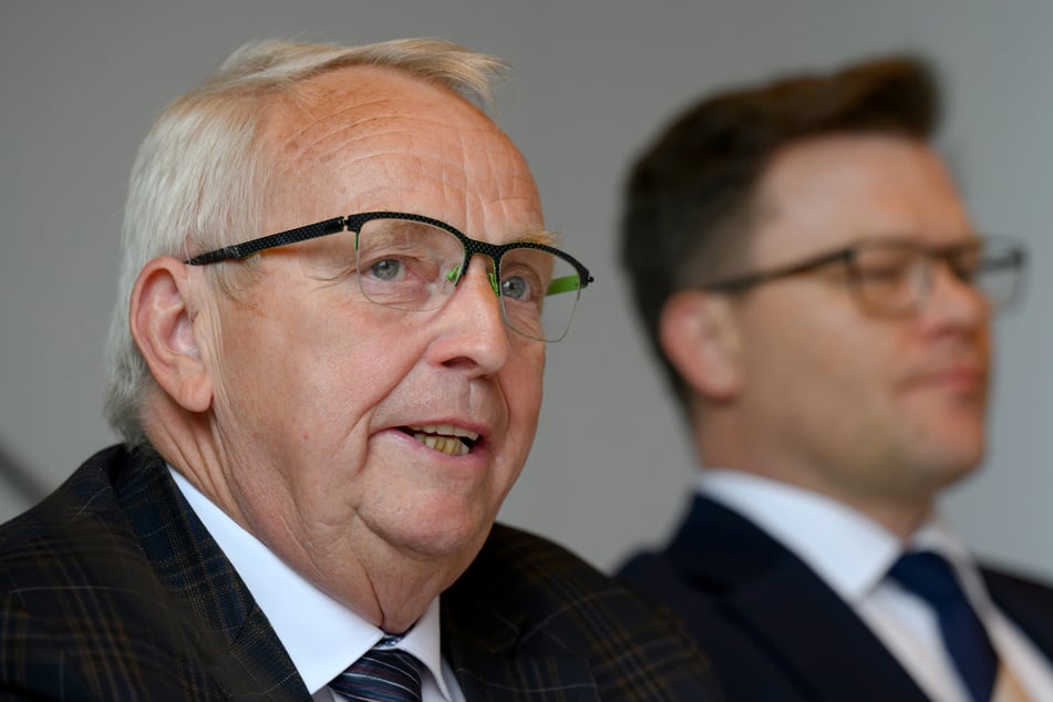 Till Backhaus (67, SPD, l.), Umweltminister von Mecklenburg-Vorpommern mahnte auf der Umweltministerkonferenz in Leipzig, ernste Konsequenzen aus dem Wal-Drama zu ziehen.