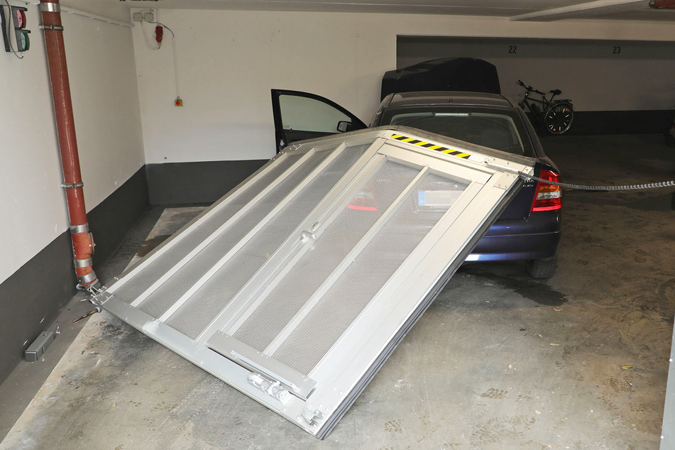 Durch dieses Garagentor brach der Opel Astra hindurch.