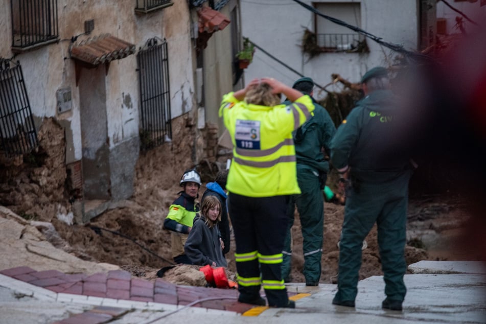 Los servicios de rescate se despliegan en Albacete tras el desbordamiento del río debido a las fuertes lluvias.