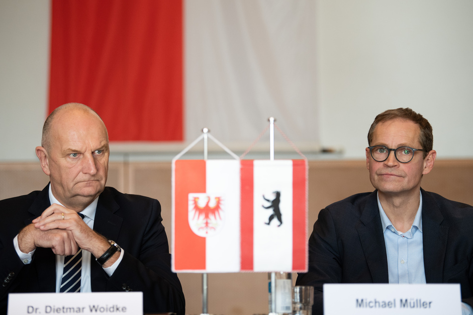 Dietmar Woidke (l), Ministerpräsident von Brandenburg, und Michael Müller (beide SPD), Regierender Bürgermeister von Berlin, geben im Brandenburg-Saal der Staatskanzlei eine Pressekonferenz.