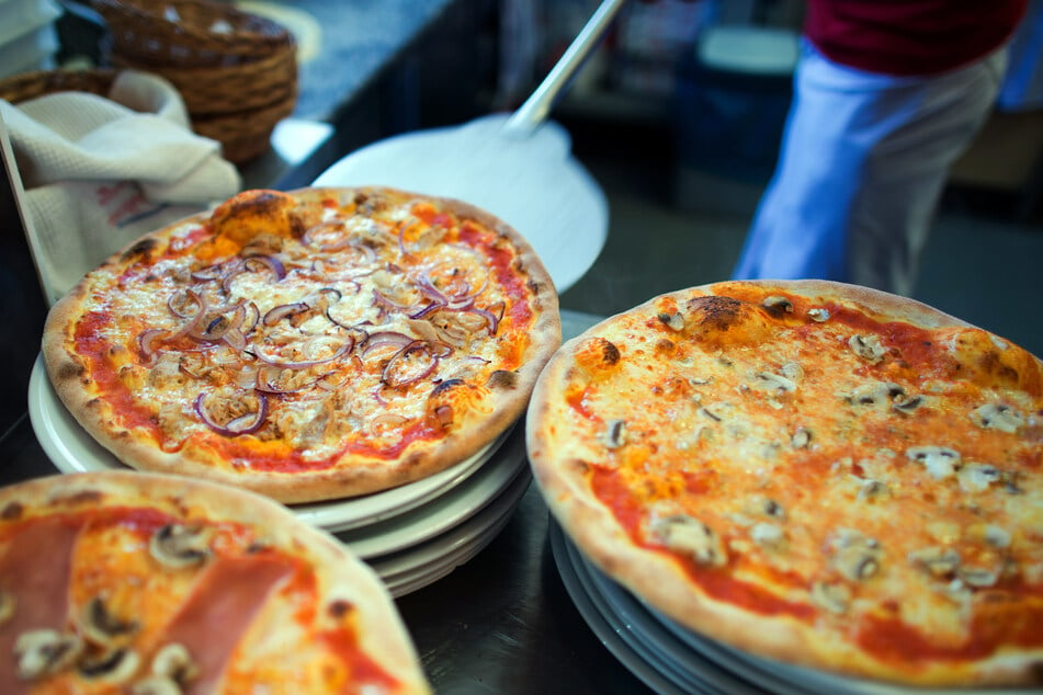 Die Pizzeria in der Düsseldorfer Altstadt hatte offenbar zur Tarnung das Kokain mit den Essens-Bestellungen zu den Kunden gebracht. (Symbolbild)