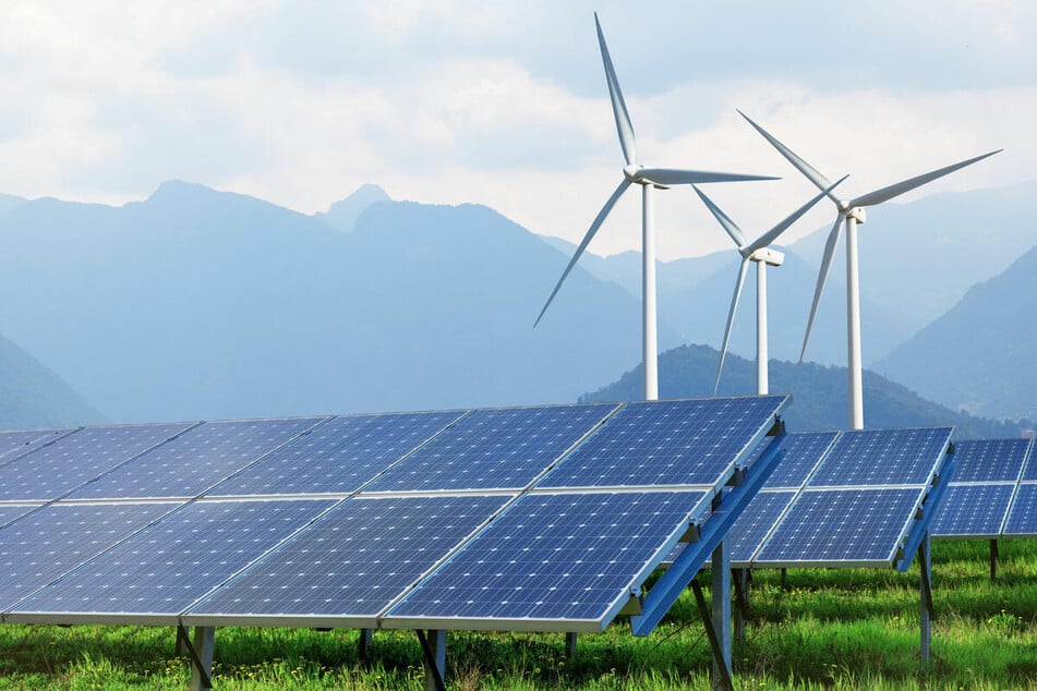 Energiewende: Sonnenkollektoren und Windräder sorgen für Strom aus erneuerbaren Energiequellen.