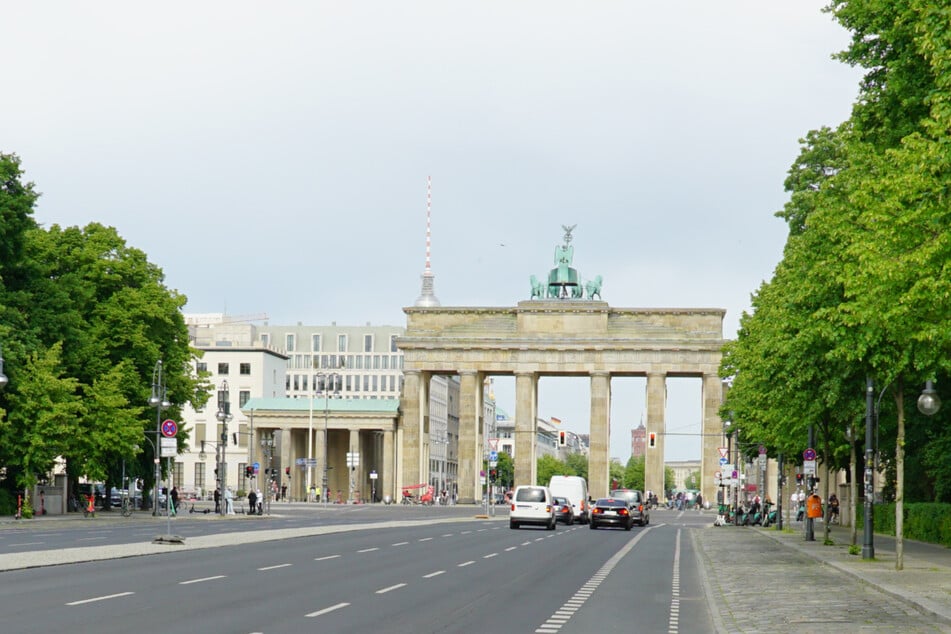 Noch rollen auf der Straße des 17. Juni täglich unzählige Autos – bald vielleicht mit weniger Verkehr.