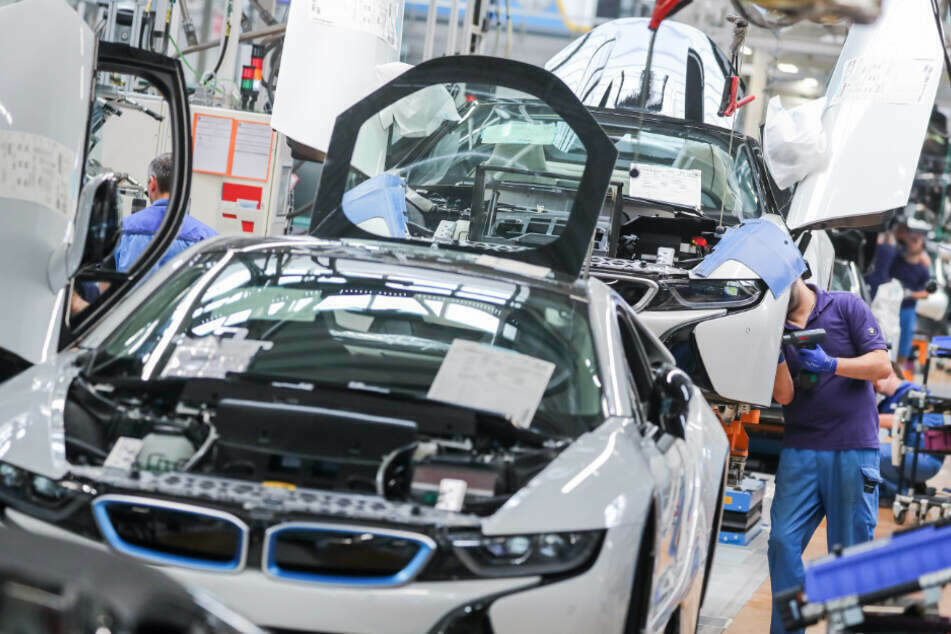 Die Verkaufszahlen der Marken BMW, Mini und Rolls-Royce - allesamt in der Hand des bayerischen Autobauers - sind fast um ein Fünftel gesunken.