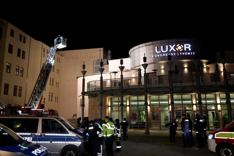 Großer Polizei- und Feuerwehreinsatz vor dem Luxor in Chemnitz: Die Beamten suchten mit Hochdruck nach den Einbrechern, die zuvor in das Gebäude eingestiegen waren. Mit einer Drehleiter wurde das Dach kontrolliert.