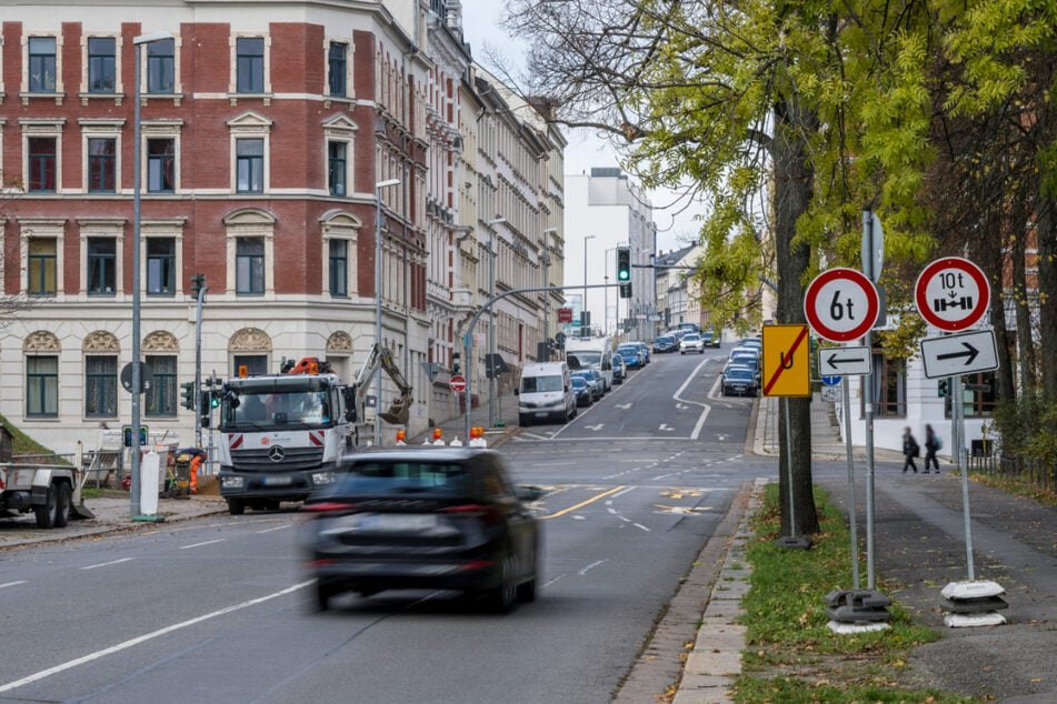 An der Bergstraße wurden Schilder aufgestellt, die auf die neuen Begrenzungen für Matthesstraße (sechs Tonnen) und Schloßteichstraße (zehn Tonnen) hinweisen.