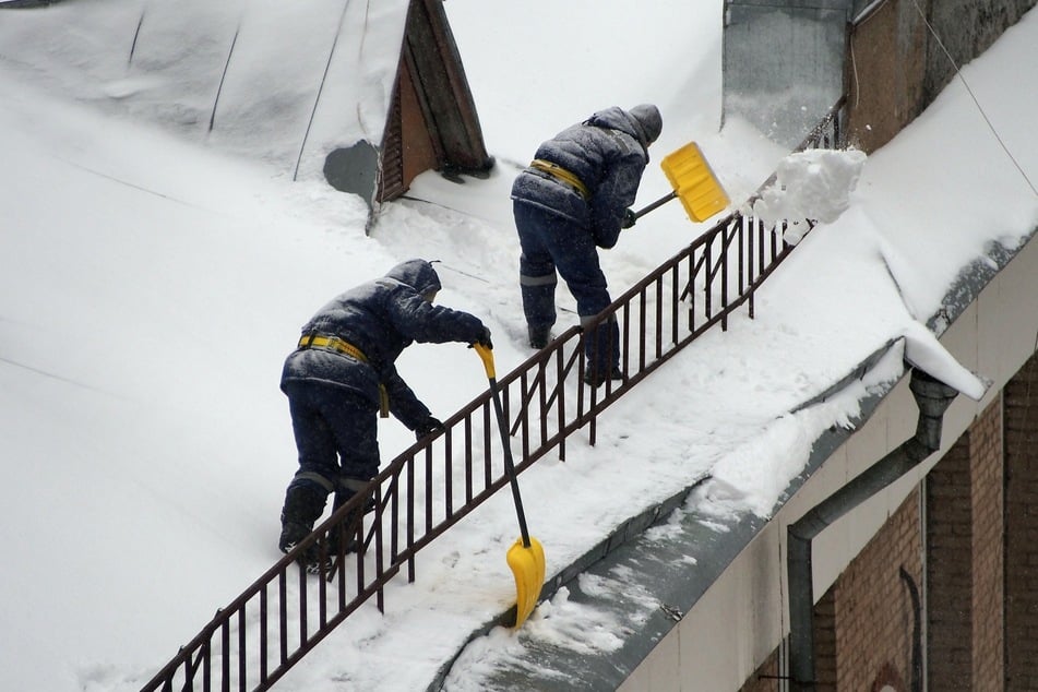 Räumt man große Dächer mit geringer Neigung vom Dach aus, benötigt man Ausrüstung, wie einen Sicherheitsgurt.