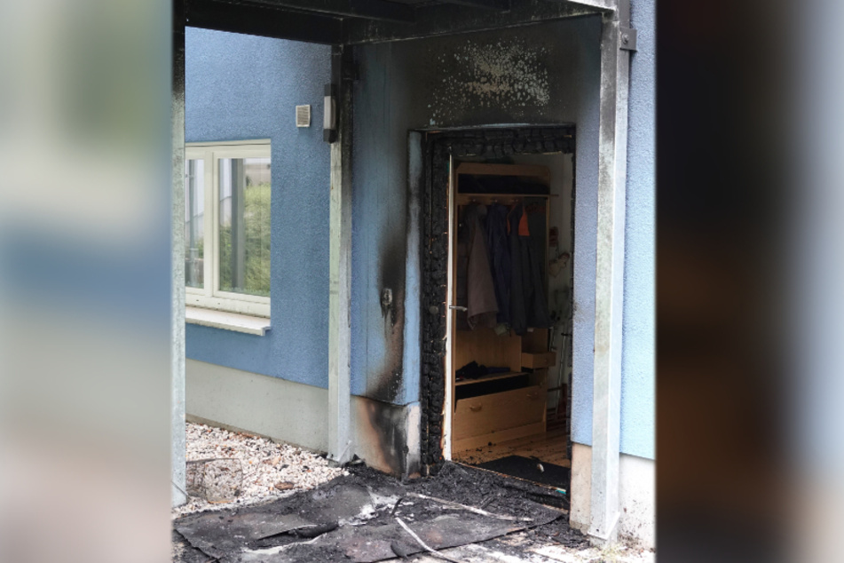 Durch das Feuer wurde die Hauswand und die Wohnungstür beschädigt.