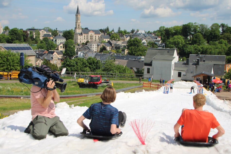 Der Schnee zum Sommerstart lockte Touristen nach Eibenstock - und einen Kameramann.