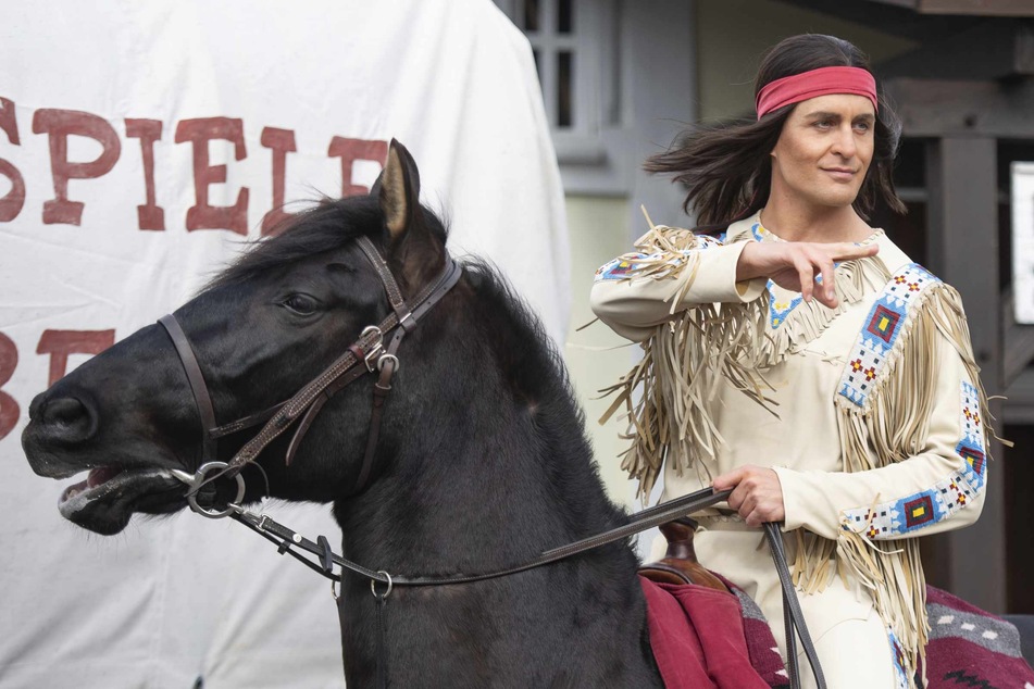 Alexander Klaws (38) muss seine Premiere als Winnetou-Darsteller bei den Karl-May-Festspielen in Bad Segeberg coronabedingt absagen.