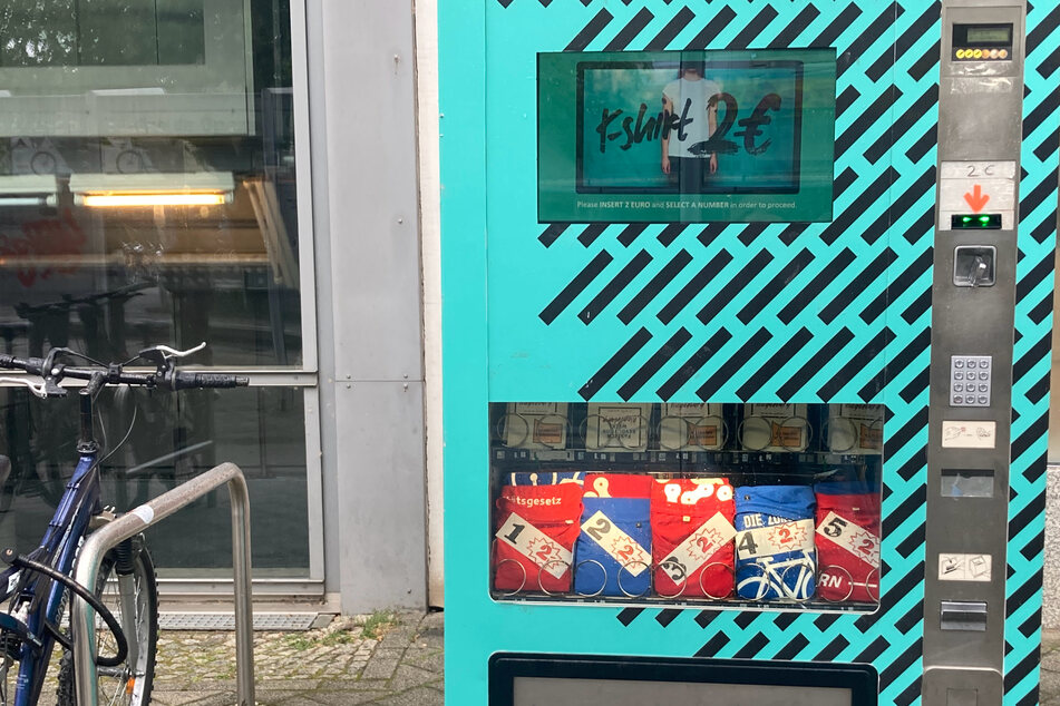 Vor der Stadtbibliothek ist in dieser Woche der "2€-T-Shirt-Automat" aufgebaut.