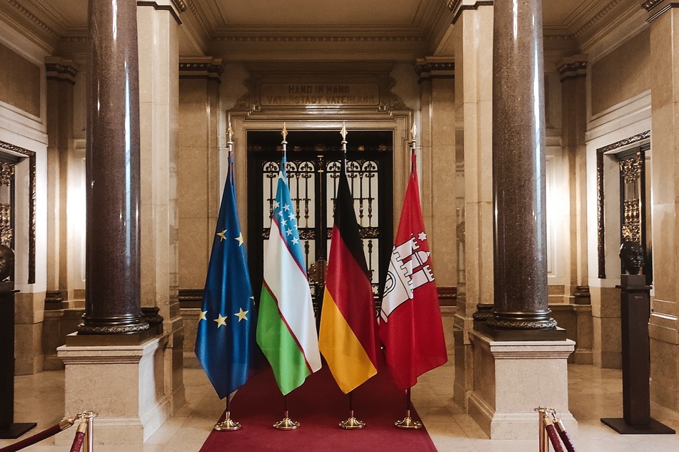 Es war angerichtet: das Setting für den Fototermin im Hamburger Rathaus kurz vor der Ankunft des usbekischen Premiers Abdulla Aripov (61) und Hamburgs Bürgermeister Peter Tschentscher (57, SPD).