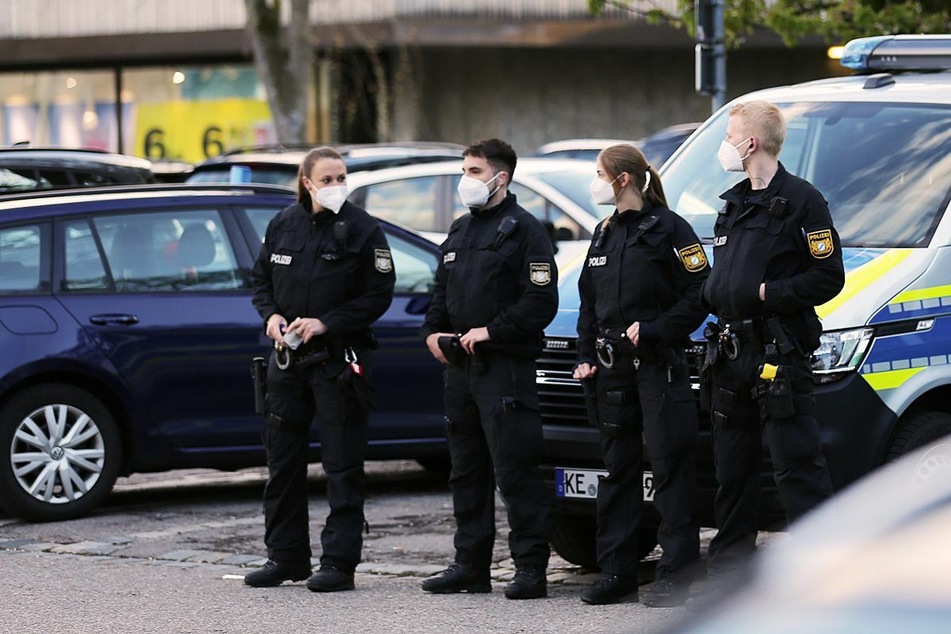 Mehrere Polizeibeamte sicherten vor und in den Gebäuden ab.