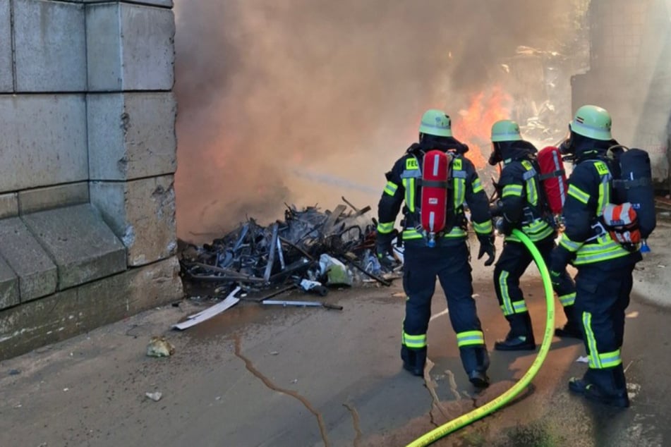 Einsatzkräfte der Feuerwehr konnten das brennende Metall nach rund zweieinhalb Stunden komplett löschen.