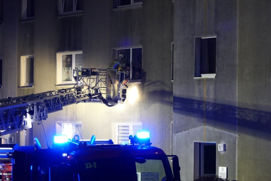 Die Feuerwehr war unter anderem mit einer Drehleiter im Einsatz.