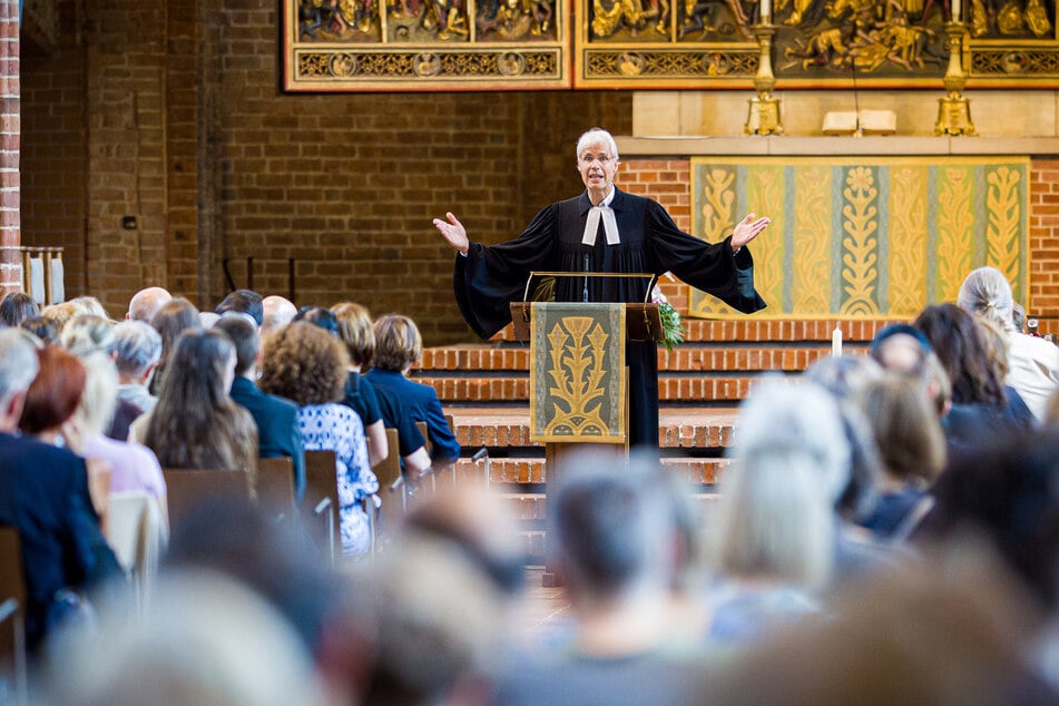 Ein Stadtsuperintendent des Kirchenkreis Hannover führte am Mittwoch in der Marktkirche durch eine Andacht für die Verstorbenen in Stade.