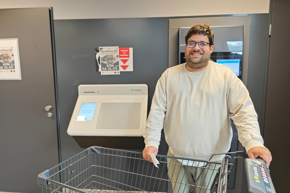 Kunde Sebastian Wolf (33) freut sich über den neuen Pfandautomaten. Für ihn eine Zeitersparnis: Er hatte einen Einkaufswagen voller Leergut-Flaschen dabei.