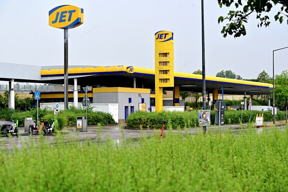 Am Montag kurz vor Mittag war von einem Run an den meisten Tankstellen, wie hier an der Tankstelle im Elbepark Dresden, noch nichts zu spüren.