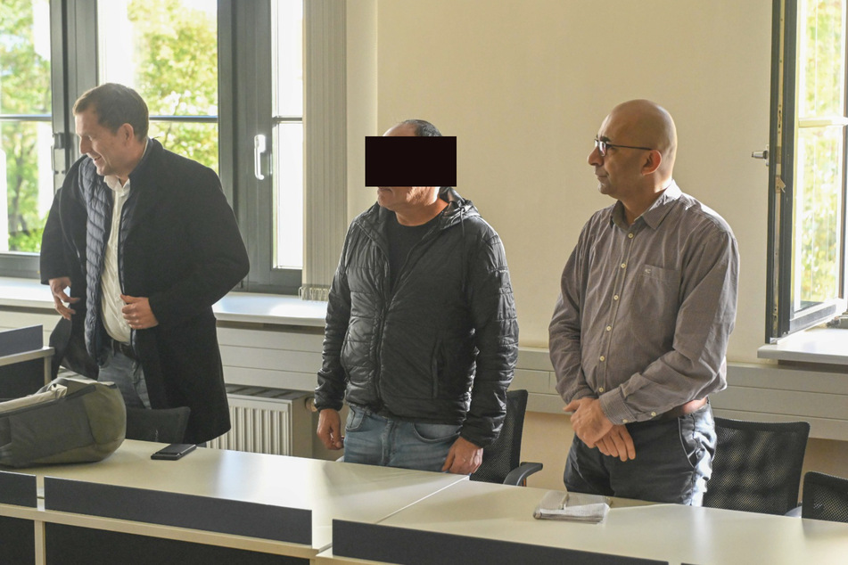 Der Angeklagte Salman A. (54, m.) mit Verteidiger (l.) und Dolmetscher (r.) im Verhandlungssaal.