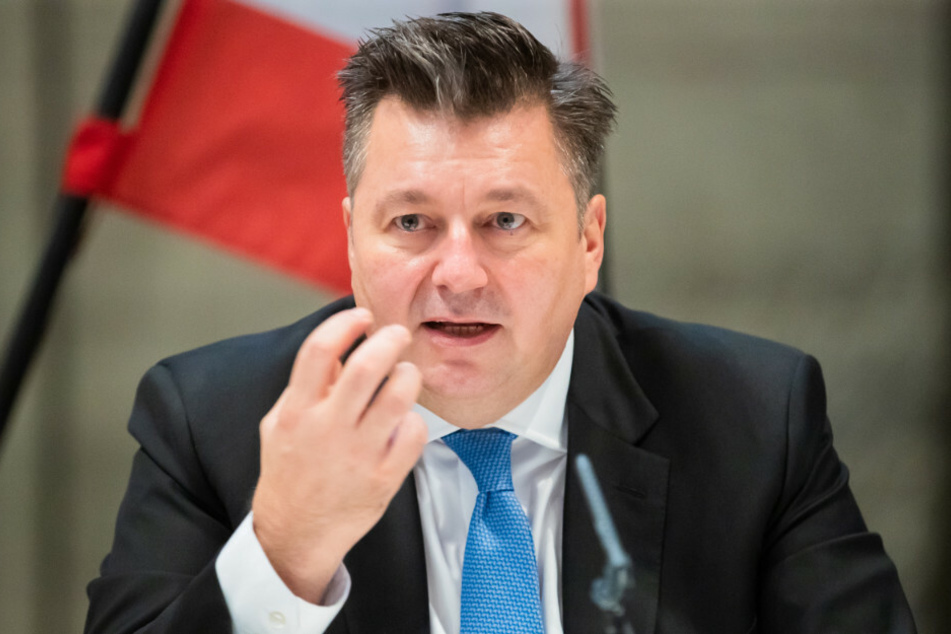 Innensenator Andreas Geisel (54, SPD) teilte am Samstag mit, dass bei der Berliner Polizei aktuell 47 Disziplinarverfahren wegen des Verdachts rechtsextremistischer oder rassistischer Äußerungen laufen.