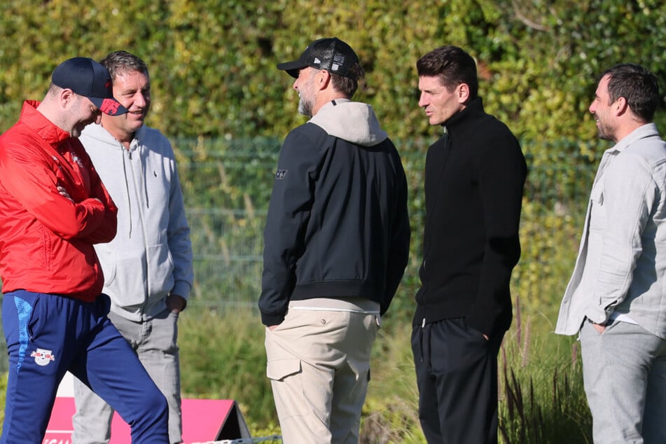 Im Gespräch (v.l.n.r.): Trainer Ole Werner, Peter Krawietz, Jürgen Klopp, Mario Gomez und Zsolt Löw.