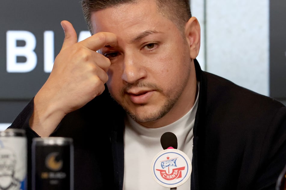 Sportchef Amir Shapourzadeh (43) rückt nicht von Hansas Zielstellung ab, sucht deswegen einen erfahrenen Aufstiegs-Trainer. (Archivfoto)