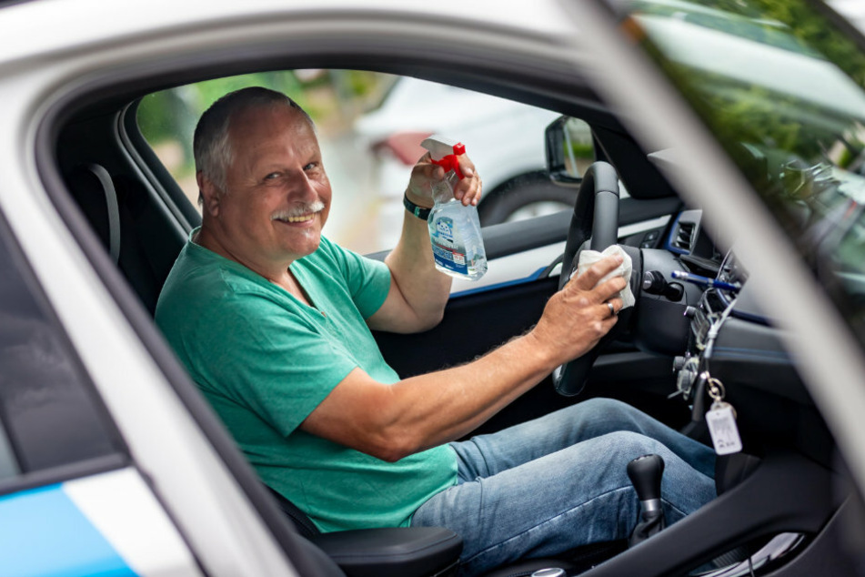 Fahrlehrer Dietmar Mann (65) desinfiziert nach jeder Fahrstunde das Lenkrad.