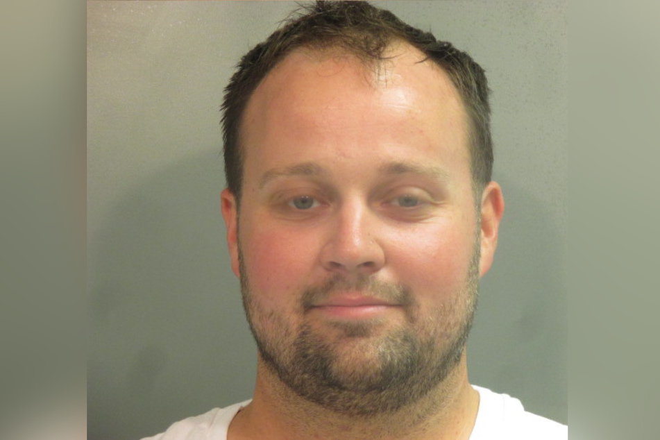 Duggar fans have been publicly questioning the smirk in Josh Duggar's mugshot.