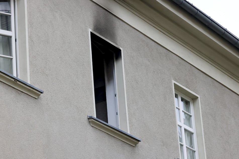 Der Brand beschädigte nicht nur das Innere der Wohnung - auch die Hausfassade war leicht verkohlt.