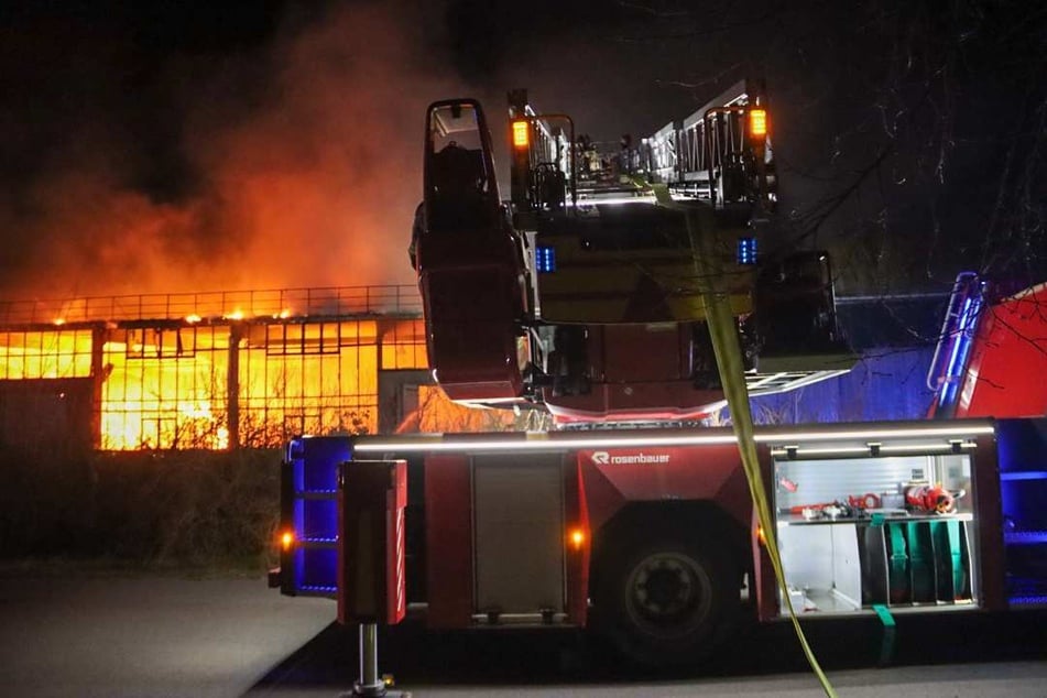 In einer Lagerhalle standen rund 400 Strohballen in Flammen.