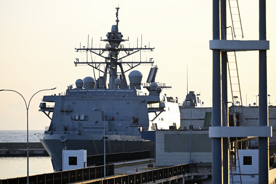 US Marines are working "around the clock" to fix the La Guaira port after twin earthquakes devastated Venezuela.