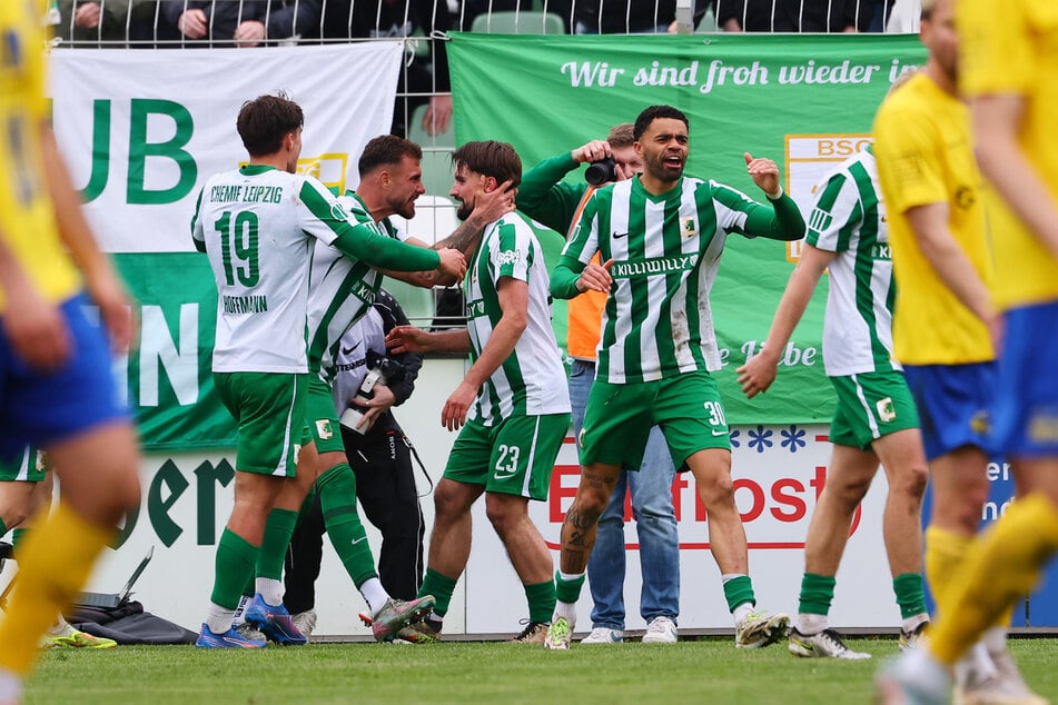 Die Spieler von Chemie Leipzig bejubeln ihren Treffer zum 1:0.