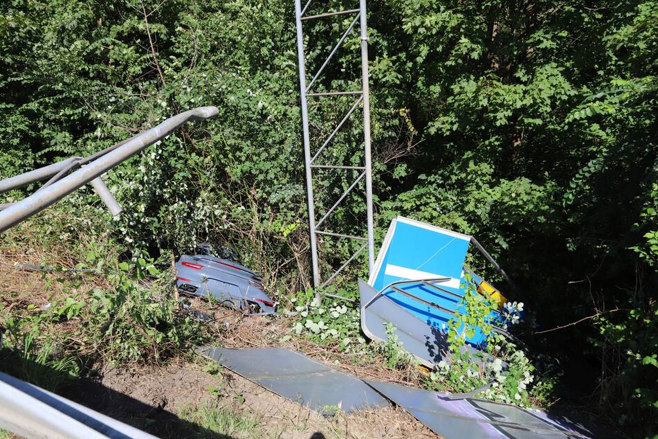 Der Porsche war nach dem Zusammenprall mit dem Auto im Grünabschnitt neben der Autobahn gelandet.