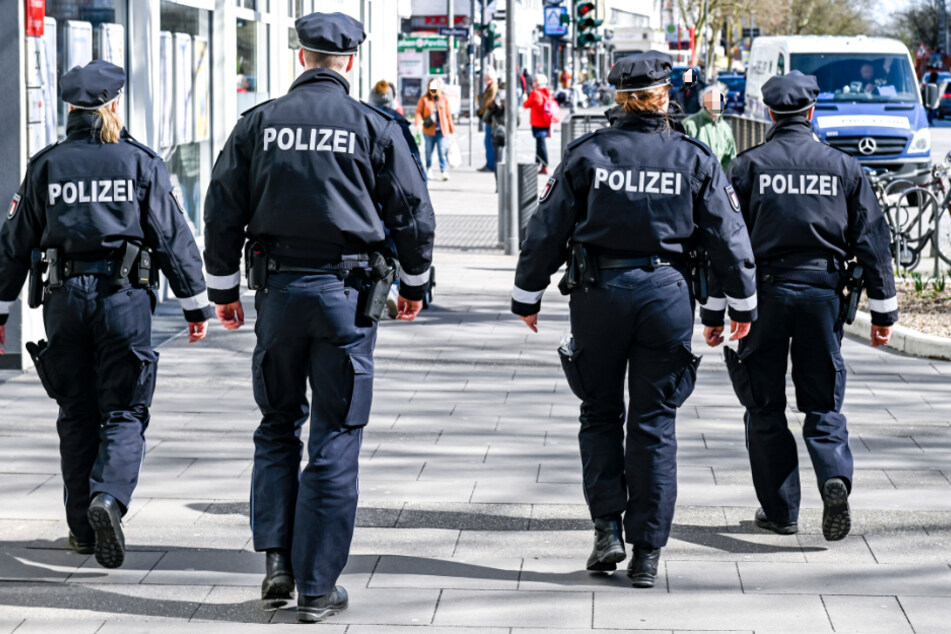 Polizisten patrouillieren auf einer Einkaufsstraße in Hamburg. (Symbolfoto)