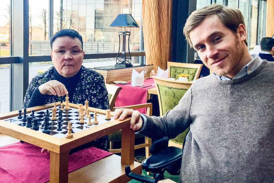 Mit dem Schauspieler Samuel Koch traf sich Andrea in Dresden auf eine Partie Schach. Auch er hat ein schweres Schicksal zu ertragen.