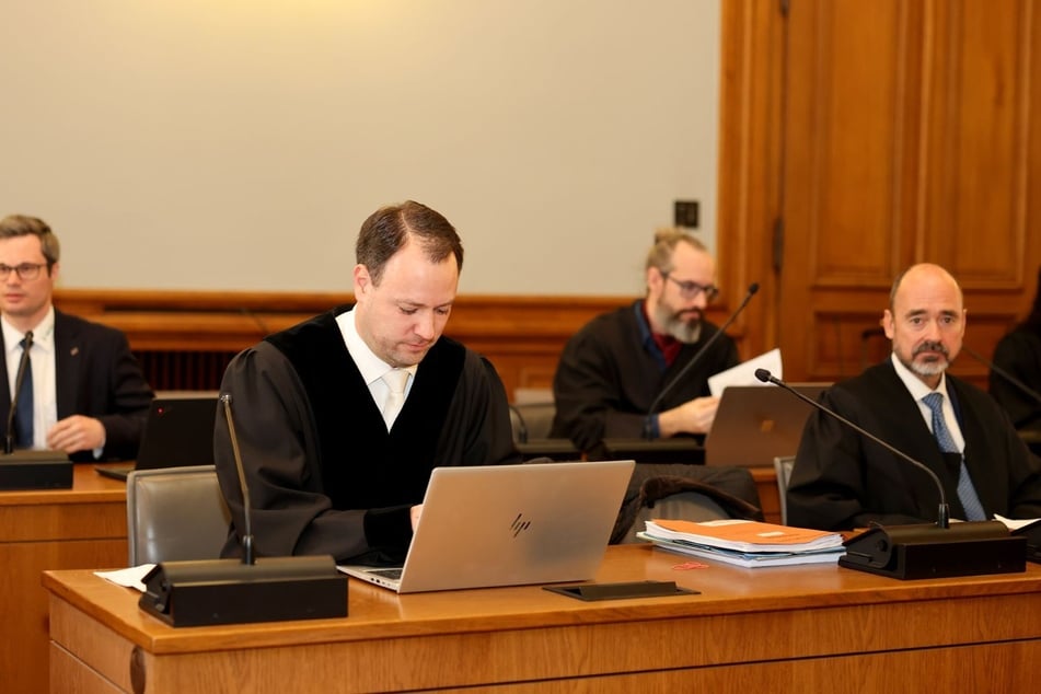 Der Fahrer ist vor dem Amtsgericht Eilenburg angeklagt wegen fahrlässiger Tötung in vier Fällen und fahrlässiger Körperverletzung in 46 Fällen. Verhandelt wird wegen des größeren Saals in Leipzig.