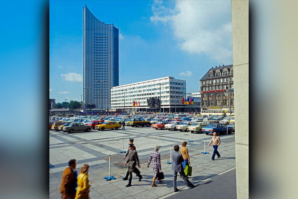 Der Uniriese auf einer Aufnahme von 1978 - allein in dem Hochhaus der Karl-Marx-Universität hatte die Stasi drei konspirative Räume für Treffen mit IM-Spitzeln.