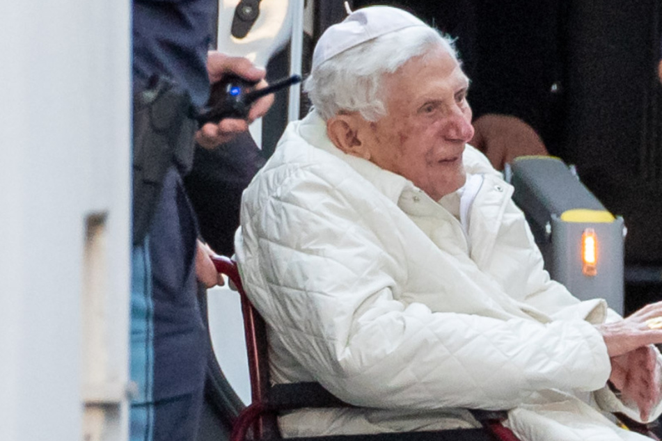 Der emeritierte Papst Benedikt XVI bei seiner Ankunft in Regensburg im Jahr 2020.