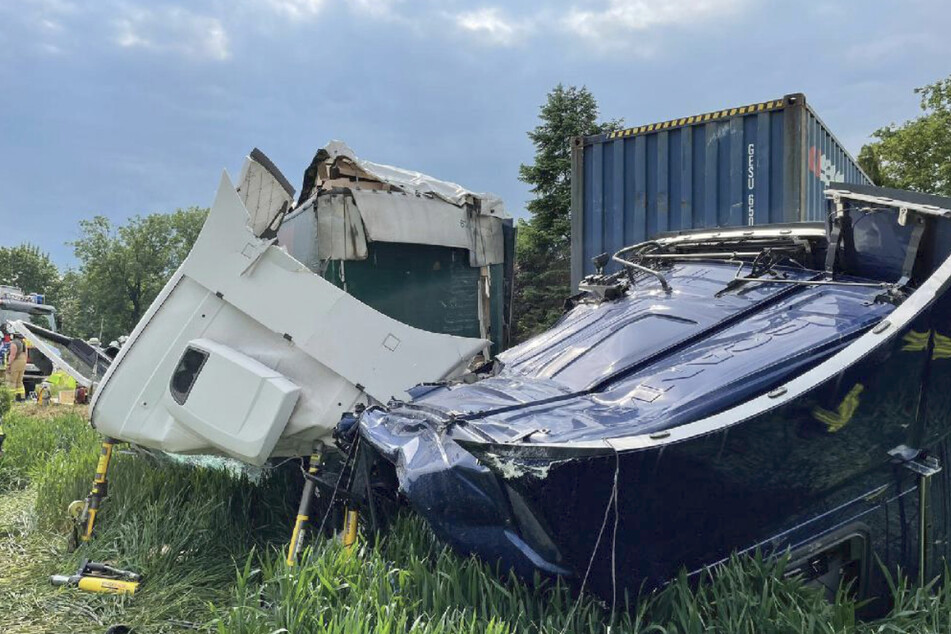 Die Führerhäuser der Lkw wurden vollständig zerstört.