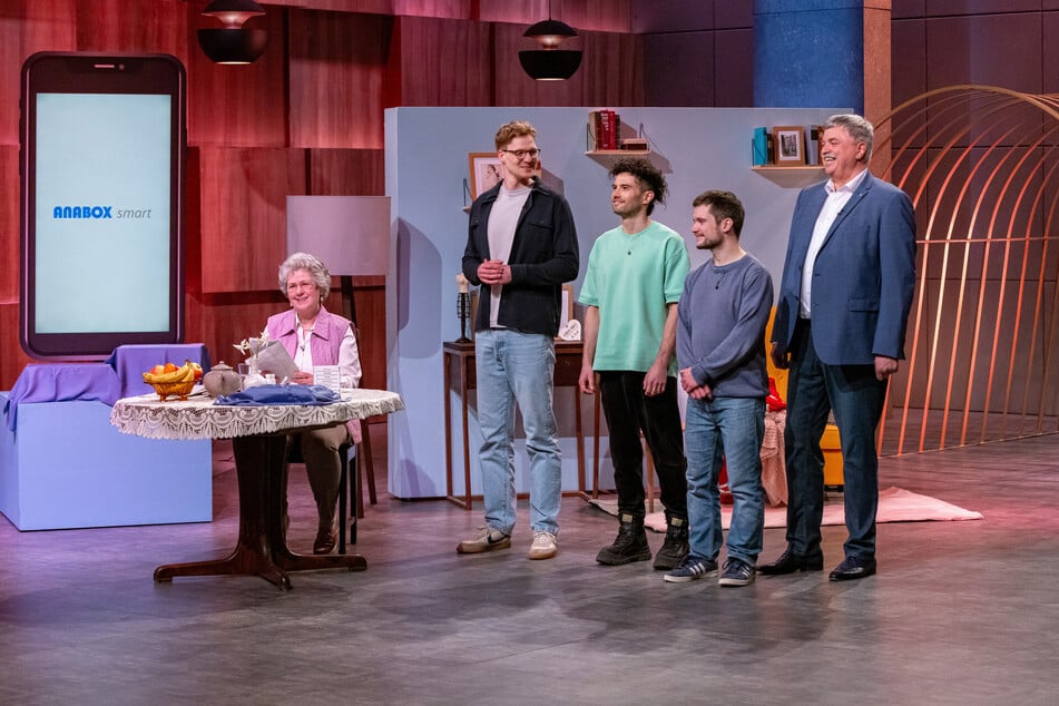 V.l.n.r.: Oma Jutta, Robert Gühne (34), Chris Walter (34), Daniel Böber (34) und Jürgen Burkert (66) wollen ihre "ANABOX smart" groß machen.
