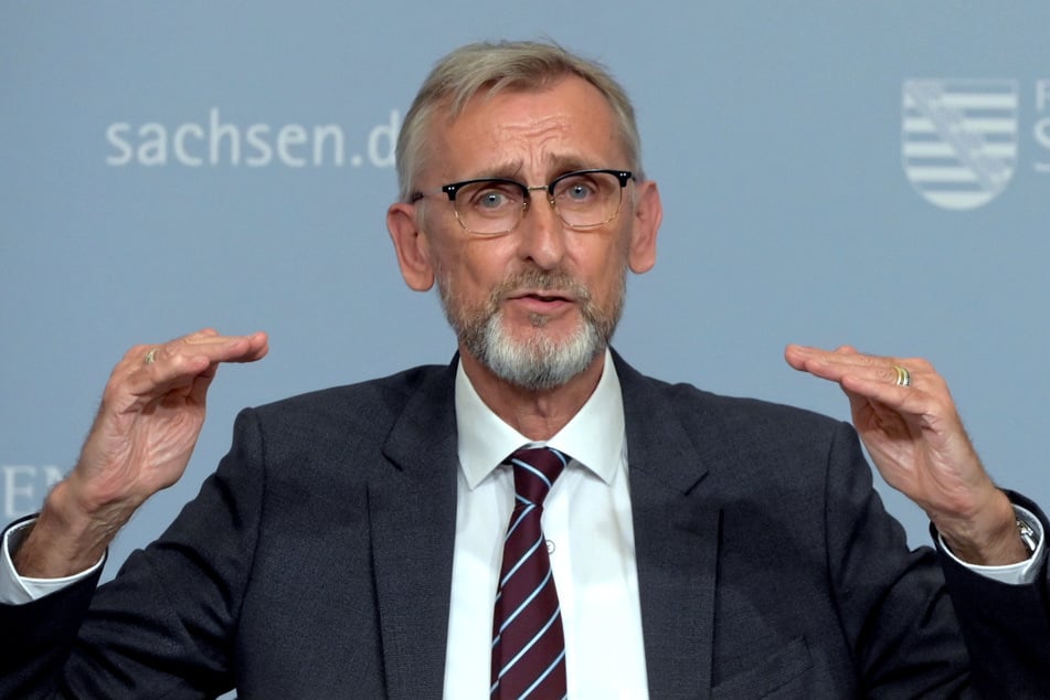 Innenminister Armin Schuster (62, CDU) kündigte auch einen neuen Sicherheitsleitfaden für Kommunalpolitiker an.